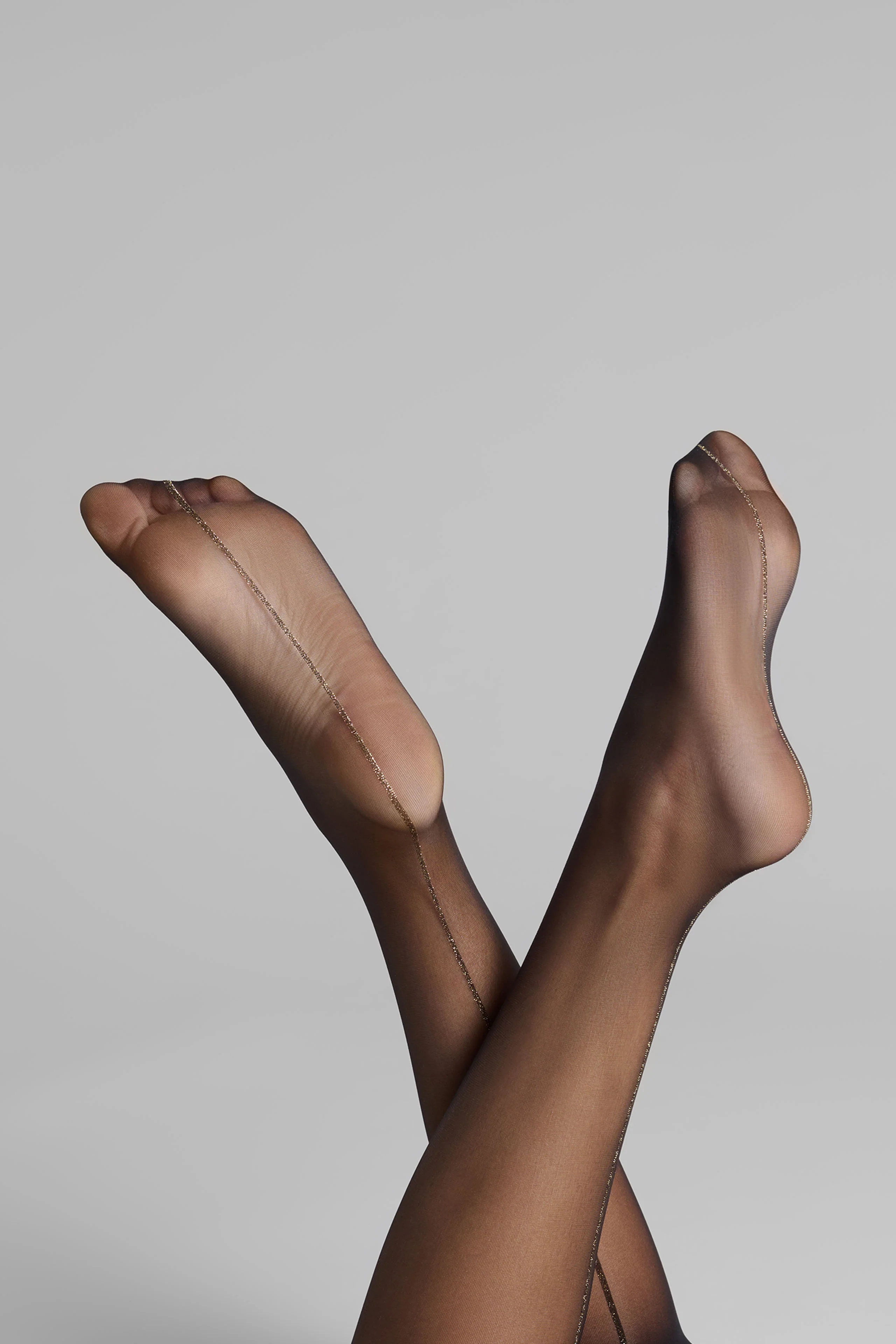 Geschnittene, gerollte Strümpfe mit Nähten aus Lurex 20D - Schwarz/Gold - Legwear - Image 4