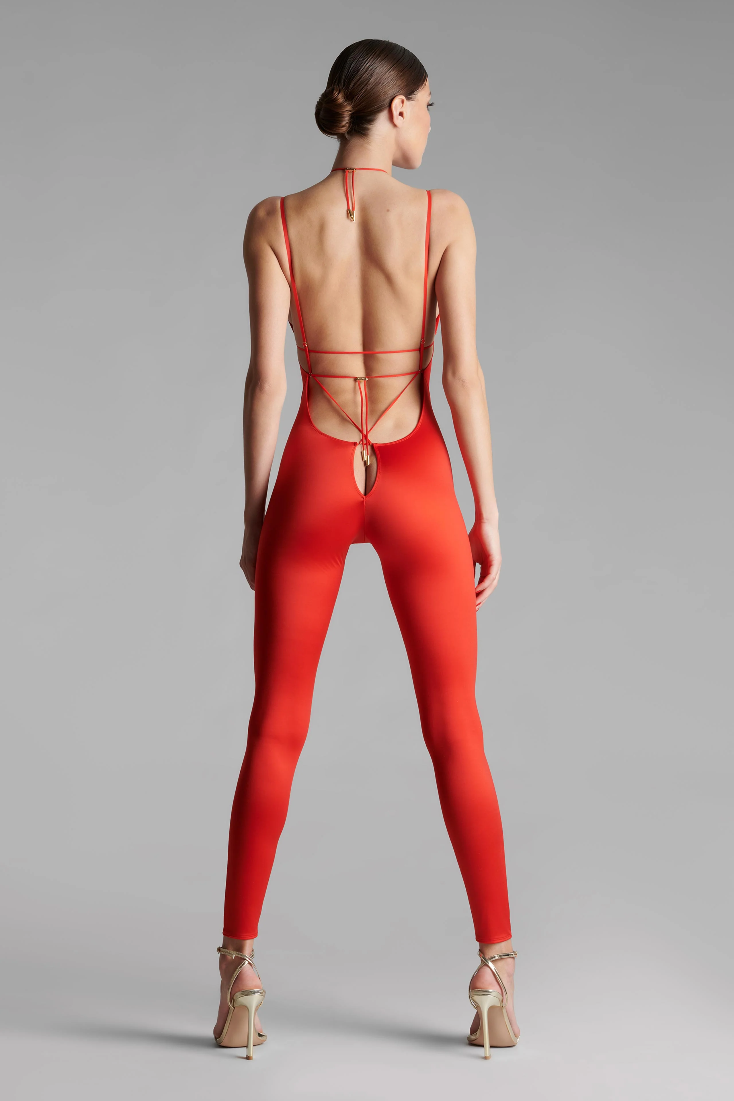 Träger-Jumpsuit mit offenem Rücken – French Kiss - Image 2
